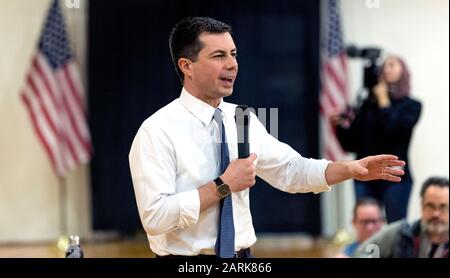 Ottumwa, Iowa, USA. Januar 2020. Der ehemalige Bürgermeister von South Bend, Indiana und der aktuelle Präsidentschaftskandidat der Demokraten, PETE BUTTIGIEG, hält ein Rathaus in der Familie Ottumwa YMCA. Die erste Iowa-Warnung wird am kommenden Montag angefochten, und die Kandidaten nutzen faires Wetter, um den Staat zu durchkreuzen und ihre Schlussargumente den Wählern vorzubringen. Credit: Brian Cahn/ZUMA Wire/Alamy Live News Stockfoto