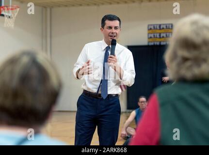 Ottumwa, Iowa, USA. Januar 2020. Der ehemalige Bürgermeister von South Bend, Indiana und der aktuelle Präsidentschaftskandidat der Demokraten, PETE BUTTIGIEG, hält ein Rathaus in der Familie Ottumwa YMCA. Die erste Iowa-Warnung wird am kommenden Montag angefochten, und die Kandidaten nutzen faires Wetter, um den Staat zu durchkreuzen und ihre Schlussargumente den Wählern vorzubringen. Credit: Brian Cahn/ZUMA Wire/Alamy Live News Stockfoto
