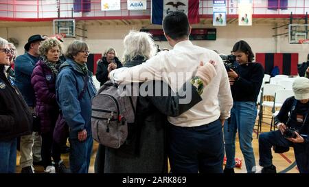 Ottumwa, Iowa, USA. Januar 2020. Der ehemalige Bürgermeister von South Bend, Indiana und der aktuelle Präsidentschaftskandidat der Demokraten, PETE BUTTIGIEG, hält ein Rathaus in der Familie Ottumwa YMCA. Die erste Iowa-Warnung wird am kommenden Montag angefochten, und die Kandidaten nutzen faires Wetter, um den Staat zu durchkreuzen und ihre Schlussargumente den Wählern vorzubringen. Credit: Brian Cahn/ZUMA Wire/Alamy Live News Stockfoto