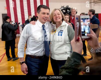 Ottumwa, Iowa, USA. Januar 2020. Der ehemalige Bürgermeister von South Bend, Indiana und der aktuelle Präsidentschaftskandidat der Demokraten, PETE BUTTIGIEG, hält ein Rathaus in der Familie Ottumwa YMCA. Die erste Iowa-Warnung wird am kommenden Montag angefochten, und die Kandidaten nutzen faires Wetter, um den Staat zu durchkreuzen und ihre Schlussargumente den Wählern vorzubringen. Credit: Brian Cahn/ZUMA Wire/Alamy Live News Stockfoto