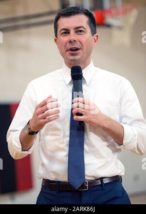 Ottumwa, Iowa, USA. Januar 2020. Der ehemalige Bürgermeister von South Bend, Indiana und der aktuelle Präsidentschaftskandidat der Demokraten, PETE BUTTIGIEG, hält ein Rathaus in der Familie Ottumwa YMCA. Die erste Iowa-Warnung wird am kommenden Montag angefochten, und die Kandidaten nutzen faires Wetter, um den Staat zu durchkreuzen und ihre Schlussargumente den Wählern vorzubringen. Credit: Brian Cahn/ZUMA Wire/Alamy Live News Stockfoto