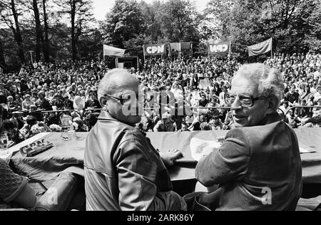 Wahltreffen CPN in Vondelpark in Amsterdam; Joop Wolff (l) und Marcus Bakker (r) während der Sitzung Datum: 24. Mai 1981 Ort: Amsterdam, Noord-Holland, Vondelpark Schlüsselwörter: Meetings, Wahlen persönlicher Name: Bakker, Marcus, Joop Wolff Stockfoto