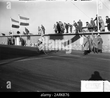 Radprofi 100 km Zandvoort, Gerrit Voorting gewinnt Datum: 17. april 1955 Ort: Noord-Holland, Zandvoort Schlüsselwörter: CYCLENS, Gewinner, Profis Stockfoto
