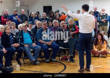 Ottumwa, Iowa, USA. Januar 2020. Der ehemalige Bürgermeister von South Bend, Indiana und der aktuelle Präsidentschaftskandidat der Demokraten, PETE BUTTIGIEG, hält ein Rathaus in der Familie Ottumwa YMCA. Die erste Iowa-Warnung wird am kommenden Montag angefochten, und die Kandidaten nutzen faires Wetter, um den Staat zu durchkreuzen und ihre Schlussargumente den Wählern vorzubringen. Credit: Brian Cahn/ZUMA Wire/Alamy Live News Stockfoto