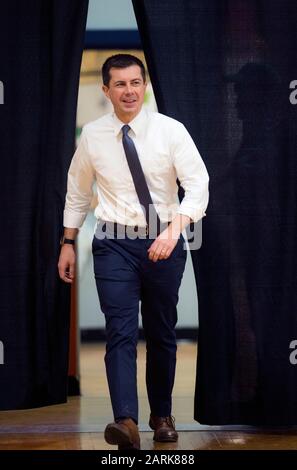 Ottumwa, Iowa, USA. Januar 2020. Der ehemalige Bürgermeister von South Bend, Indiana und der aktuelle Präsidentschaftskandidat der Demokraten, PETE BUTTIGIEG, hält ein Rathaus in der Familie Ottumwa YMCA. Die erste Iowa-Warnung wird am kommenden Montag angefochten, und die Kandidaten nutzen faires Wetter, um den Staat zu durchkreuzen und ihre Schlussargumente den Wählern vorzubringen. Credit: Brian Cahn/ZUMA Wire/Alamy Live News Stockfoto