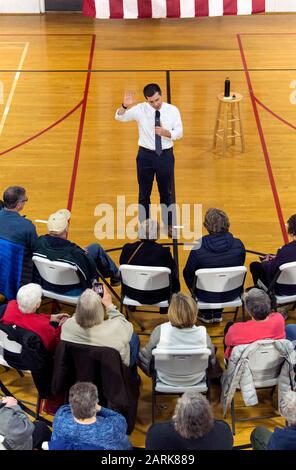 Ottumwa, Iowa, USA. Januar 2020. Der ehemalige Bürgermeister von South Bend, Indiana und der aktuelle Präsidentschaftskandidat der Demokraten, PETE BUTTIGIEG, hält ein Rathaus in der Familie Ottumwa YMCA. Die erste Iowa-Warnung wird am kommenden Montag angefochten, und die Kandidaten nutzen faires Wetter, um den Staat zu durchkreuzen und ihre Schlussargumente den Wählern vorzubringen. Credit: Brian Cahn/ZUMA Wire/Alamy Live News Stockfoto