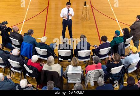 Ottumwa, Iowa, USA. Januar 2020. Der ehemalige Bürgermeister von South Bend, Indiana und der aktuelle Präsidentschaftskandidat der Demokraten, PETE BUTTIGIEG, hält ein Rathaus in der Familie Ottumwa YMCA. Die erste Iowa-Warnung wird am kommenden Montag angefochten, und die Kandidaten nutzen faires Wetter, um den Staat zu durchkreuzen und ihre Schlussargumente den Wählern vorzubringen. Credit: Brian Cahn/ZUMA Wire/Alamy Live News Stockfoto