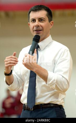 Ottumwa, Iowa, USA. Januar 2020. Der ehemalige Bürgermeister von South Bend, Indiana und der aktuelle Präsidentschaftskandidat der Demokraten, PETE BUTTIGIEG, hält ein Rathaus in der Familie Ottumwa YMCA. Die erste Iowa-Warnung wird am kommenden Montag angefochten, und die Kandidaten nutzen faires Wetter, um den Staat zu durchkreuzen und ihre Schlussargumente den Wählern vorzubringen. Credit: Brian Cahn/ZUMA Wire/Alamy Live News Stockfoto