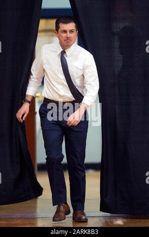 Ottumwa, Iowa, USA. Januar 2020. Der ehemalige Bürgermeister von South Bend, Indiana und der aktuelle Präsidentschaftskandidat der Demokraten, PETE BUTTIGIEG, hält ein Rathaus in der Familie Ottumwa YMCA. Die erste Iowa-Warnung wird am kommenden Montag angefochten, und die Kandidaten nutzen faires Wetter, um den Staat zu durchkreuzen und ihre Schlussargumente den Wählern vorzubringen. Credit: Brian Cahn/ZUMA Wire/Alamy Live News Stockfoto