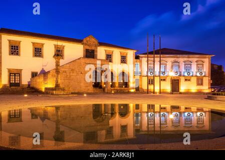 Vila do Conde, Portugal - 23. November 2019: Schöner Rathausbau aus dem 16. Jahrhundert, in der Abenddämmerung zu sehen und mit seinem Bild reflektiert. Stockfoto