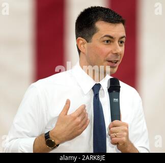 Ottumwa, Iowa, USA. Januar 2020. Der ehemalige Bürgermeister von South Bend, Indiana und der aktuelle Präsidentschaftskandidat der Demokraten, PETE BUTTIGIEG, hält ein Rathaus in der Familie Ottumwa YMCA. Die erste Iowa-Warnung wird am kommenden Montag angefochten, und die Kandidaten nutzen faires Wetter, um den Staat zu durchkreuzen und ihre Schlussargumente den Wählern vorzubringen. Credit: Brian Cahn/ZUMA Wire/Alamy Live News Stockfoto