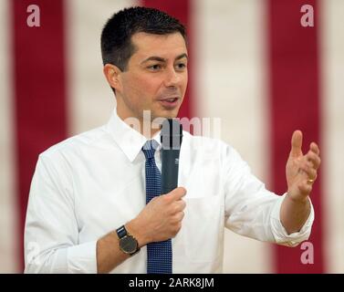 Ottumwa, Iowa, USA. Januar 2020. Der ehemalige Bürgermeister von South Bend, Indiana und der aktuelle Präsidentschaftskandidat der Demokraten, PETE BUTTIGIEG, hält ein Rathaus in der Familie Ottumwa YMCA. Die erste Iowa-Warnung wird am kommenden Montag angefochten, und die Kandidaten nutzen faires Wetter, um den Staat zu durchkreuzen und ihre Schlussargumente den Wählern vorzubringen. Credit: Brian Cahn/ZUMA Wire/Alamy Live News Stockfoto