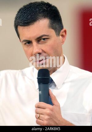 Ottumwa, Iowa, USA. Januar 2020. Der ehemalige Bürgermeister von South Bend, Indiana und der aktuelle Präsidentschaftskandidat der Demokraten, PETE BUTTIGIEG, hält ein Rathaus in der Familie Ottumwa YMCA. Die erste Iowa-Warnung wird am kommenden Montag angefochten, und die Kandidaten nutzen faires Wetter, um den Staat zu durchkreuzen und ihre Schlussargumente den Wählern vorzubringen. Credit: Brian Cahn/ZUMA Wire/Alamy Live News Stockfoto
