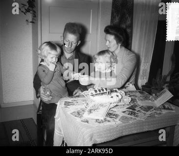 Niederländische siamese-zwillinge 2 Jahre, Folkje en Tjitske de Vries Datum: 8. November 1955 Schlüsselwörter: Siamese-Zwillinge persönlicher Name: Folkje, Vries, Tjitske de Stockfoto