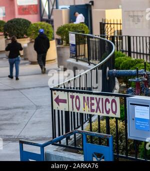 Ein Schild, das auf Mexiko zeigt, mit Blick auf die Menschen, die an einem Einstiegscheck in Nogales, AZ, USA in Richtung der US-mexikanischen Grenze gehen Stockfoto