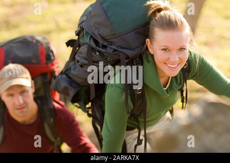 Porträt einer fröhlichen jungen Frau, die mit ihrem Freund wandert. Stockfoto