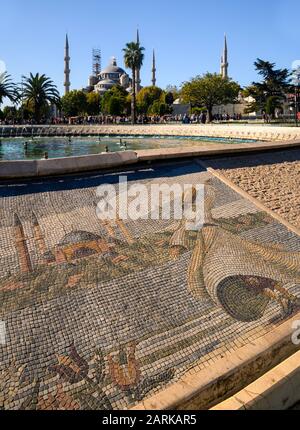 In den Mosaiken auf dem Tanzbrunnen am Sultanahmet-Platz in Istanbul, Türkei, ist ein wirbelndes Derwisch dargestellt. Die Blaue Moschee steht im Hintergrund. Stockfoto