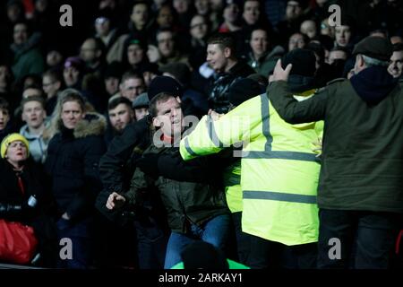London, Großbritannien. Januar 2020. Wütende Brentford-Fans beim Sky Bet Championship Match zwischen Brentford und Nottingham Forest im Griffin Park, London, England am 28. Januar 2020. Foto von Carlton Myrie. Kredit: Prime Media Images/Alamy Live News Stockfoto