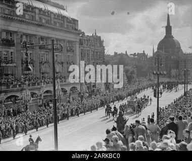 Abdankung Königin Wilhelmina/Einweihung Königin Juliana Einweihung Königin Juliana. Fahren Sie mit der königlichen Familie auf dem Goldenen Wagen durch Amsterdam. Hier die Prozession auf dem Leidseplein. Datum: 6. September 1948 Ort: Amsterdam, Noord-Holland Schlüsselwörter: Einweihung, Königshaus, Führungen Stockfoto