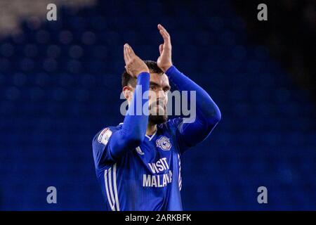 Cardiff, Großbritannien. Januar 2020. Marlon Pack von Cardiff City lobt das Fansat in voller Zeit. EFL Skybet Meisterschaftsspiel, Cardiff City gegen West Bromwich Albion im Cardiff City Stadium am Dienstag, 28. Januar 2020. Dieses Bild darf nur für redaktionelle Zwecke verwendet werden. Nur redaktionelle Nutzung, Lizenz für kommerzielle Nutzung erforderlich. Keine Verwendung bei Wetten, Spielen oder einer einzelnen Club-/Liga-/Spielerpublikationen. PIC von Lewis Mitchell/Andrew Orchard Sportfotografie/Alamy Live News Credit: Andrew Orchard Sportfotografie/Alamy Live News Stockfoto