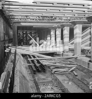 Fahren Sie in der U-Bahn-Station Leuvenhaven in Rotterdam. Zwei Plattformen Datum: 15. Januar 1962 Standort: Rotterdam, Zuid-Holland Stichwörter: Forderungen, Umwege, Stationen Stockfoto
