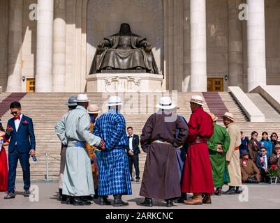 Hochzeitsfeier mit mongolischen Männern im traditionellen Kleid, Sükhbaatar-Platz, Ulaanbaatar, Mongolei Stockfoto