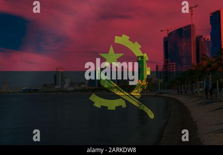 Sequenz der Bucht von Luanda oder Marginal de Luanda mit angolanischer Flagge überlagert. Stockfoto