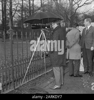 Ehe Prinzessin Irene und Prinz Carlos. S warten am Zaun von Paleis Soestdijk Datum: 7. Februar 1964 Ort: Soestdijk, Utrechter Schlüsselwörter: Fotografen, Königshaus Stockfoto