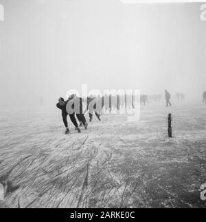 Tour van Loosdrecht auf dem Skate, an der Grenze zwischen dem dritten und vierten Seedfahrer musste kurz über Land Datum: 21. Januar 1964 Ort: Loosdrecht Schlüsselwörter: Skating, Sport Stockfoto