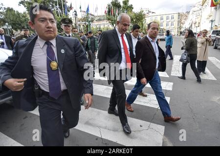 La Paz, La Paz, Bolivien. Januar 2020. Der bolivianische Innenminister Arturo Murillo steigt nach neuen Ministerbezeichnungen von Präsident AÃ±EZ in La Paz, Bolivien, aus dem Präsidentenpalast aus. Kredit: Christian Lombardi/ZUMA Wire/Alamy Live News Stockfoto