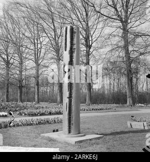 Keukenhof 1964, bildende Kunst, Reisende Kolumne von n Arnaldo Pomodoro Datum: 20. April 1964 Schlagwörter: Art Institution Name: Keukenhof Stockfoto