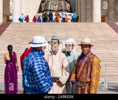 Hochzeitsgäste mit Männern im traditionellen Kleid, Sükhbaatar-Platz, Ulaanbaatar, Mongolei Stockfoto