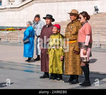 Hochzeitsfeier mit Gruppe im traditionellen Kleid, Sükhbaatar-Platz, Ulaanbaatar, Mongolei Stockfoto