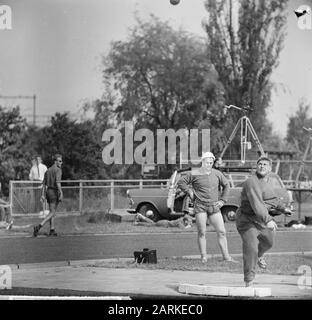 Internationale Leichtathletik-Wettbewerbe, Van Wees (Kugelschüsse im Einsatz Datum: 31. Mai 1964 Schlagwörter: Leichtathletik-Wettbewerbe Stockfoto