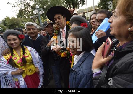 La Paz, La Paz, Bolivien. Januar 2020. VÃ-ctor Hugo Zamora, Minister für Hydrocarburos (Gas und Öl) wird nach seiner Bestätigung in seiner Position von seinen Anhängern außerhalb des Präsidentenpalasts gefangen. Am Montag, 27. januar, bittet der bolivianische Präsident AÃ±EZ alle ihre Minister zu entsagen, am Tag nachdem sie drei neue Minister nominiert und die 17 anderen in ihren Positionen bestätigt hat. Kredit: Christian Lombardi/ZUMA Wire/Alamy Live News Stockfoto