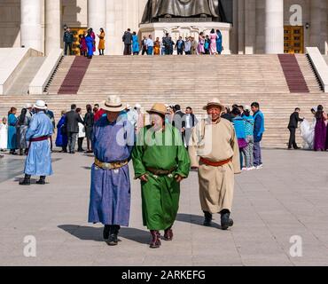 Hochzeitsfeier mit mongolischen Männern im traditionellen Kleid, Sükhbaatar-Platz, Ulaanbaatar, Mongolei Stockfoto