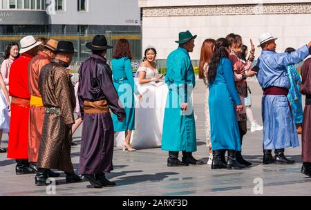 Hochzeitsfeier mit mongolischen Menschen im traditionellen Kleid, Sükhbaatar-Platz, Ulaanbaatar, Mongolei Stockfoto