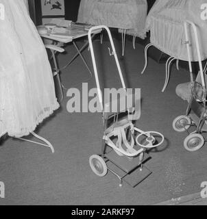 Internationale Schuhmesse in Utrechter, Kombination Swing Stroller Datum: 5. april 1965 Standort: Utrechter Stockfoto