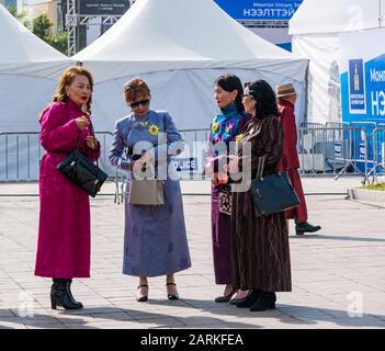 Frauen in formalem und traditionellem Kleid bei der Zeremonie, Sükhbaatar-Platz, Ulaanbaatar, Mongolia Stockfoto