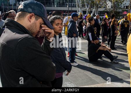 Los Angeles, Kalifornien, USA. Januar 2020. Fans versammeln sich am Dienstag, 28. Januar, im ehemaligen Los Angeles Lakers KOBE BRYANT Memorial vor dem Staples Center in Los Angeles, Kalifornien. Foto von Justin L. Stewart Credit: Justin L. Stewart/ZUMA Wire/Alamy Live News Stockfoto