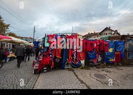 Prishtina, KOSOVO - 11. NOVEMBER 2016: Stall auf dem Markt in Prishtina mit albanischen Flaggen und anderen nationalen Artikeln zum Verkauf. Pristina ist die kosovarische Ca Stockfoto