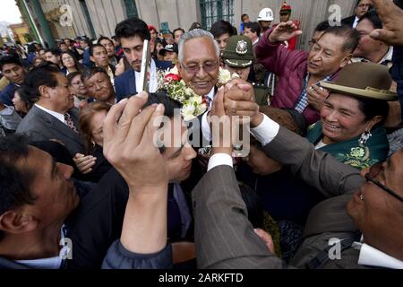 La Paz, La Paz, Bolivien. Januar 2020. VÃ-ctor Hugo Cardenas, ehemaliger Vizepräsident in den Jahren 1993-1997 MNR-Regierung, Der Von Gonzalo Sanchéz de Lozada Geführt wird, ist jetzt der neue Bildungsminister, der nach seiner Nominierung von seinen Anhängern gefangen wird. Am Montag, 27. januar, bittet der bolivianische Präsident AÃ±EZ alle ihre Minister zu entsagen, am Tag nachdem sie drei neue Minister nominiert und die 17 anderen in ihren Positionen bestätigt hat. Kredit: Christian Lombardi/ZUMA Wire/Alamy Live News Stockfoto