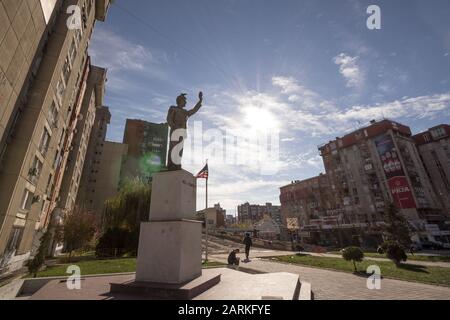 Prishtina, KOSOVO - 13. NOVEMBER 2016: Bill Clinton Statue on Bill Klinton Boulevard. Die Statue wurde errichtet, um Clinton Aktion zu danken, als US-Präsident Stockfoto