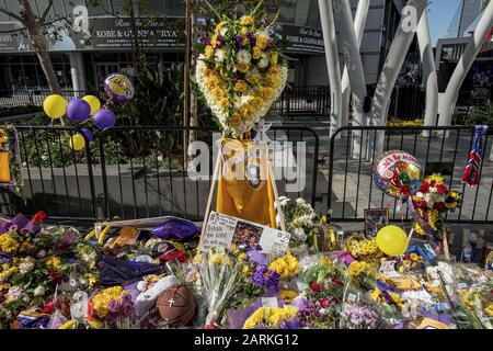 Los Angeles, Kalifornien, USA. Januar 2020. Fans versammeln sich am Dienstag, 28. Januar, im ehemaligen Los Angeles Lakers KOBE BRYANT Memorial vor dem Staples Center in Los Angeles, Kalifornien. Bryant, seine Tochter Gianna und sieben weitere wurden bei einem Hubschrauberabsturz am Sonntag, 26. Januar, in der Nähe von Calabasas, Kalifornien getötet. Foto von Justin L. Stewart Credit: Justin L. Stewart/ZUMA Wire/Alamy Live News Stockfoto