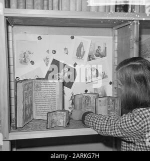 Ausstellung alte Bücher und Gravuren Datum: 4. Oktober 1965 Stichwörter: Bücher, GRABSTÄTTEN, Ausstellungen Stockfoto