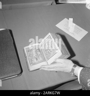 Ausstellung alte Bücher und Gravuren Datum: 4. Oktober 1965 Stichwörter: Bücher, GRABSTÄTTEN, Ausstellungen Stockfoto