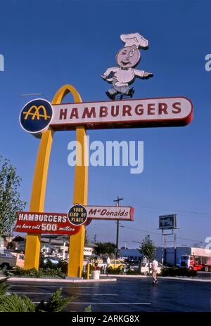 Schild mit der Speedee-Figur für den ursprünglichen McDonalds Hamburger Stand in Downey, CA Stockfoto