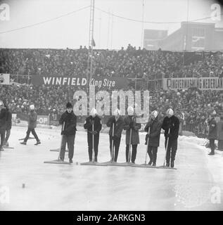 Skating European Championats in Deventer, Track Sweepers Datum: 23. Januar 1966 Ort: Deventer Keywords: SCHAATSCHAMPIES Stockfoto