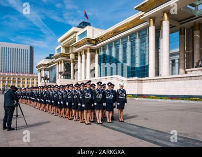 Polizeibeamte, die im Regierungspalast, am Sükhbaatar-Platz, in Ulaanbaatar, der Mongolei, einen Festzug marschieren Stockfoto