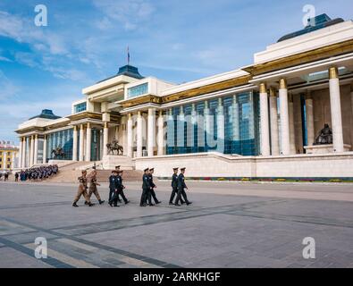 Weibliche Polizisten in Zeremonie im Regierungspalast mit Militärangehörigen, Sükhbaatar-Platz, Ulaanbaatar, Mongolei Stockfoto